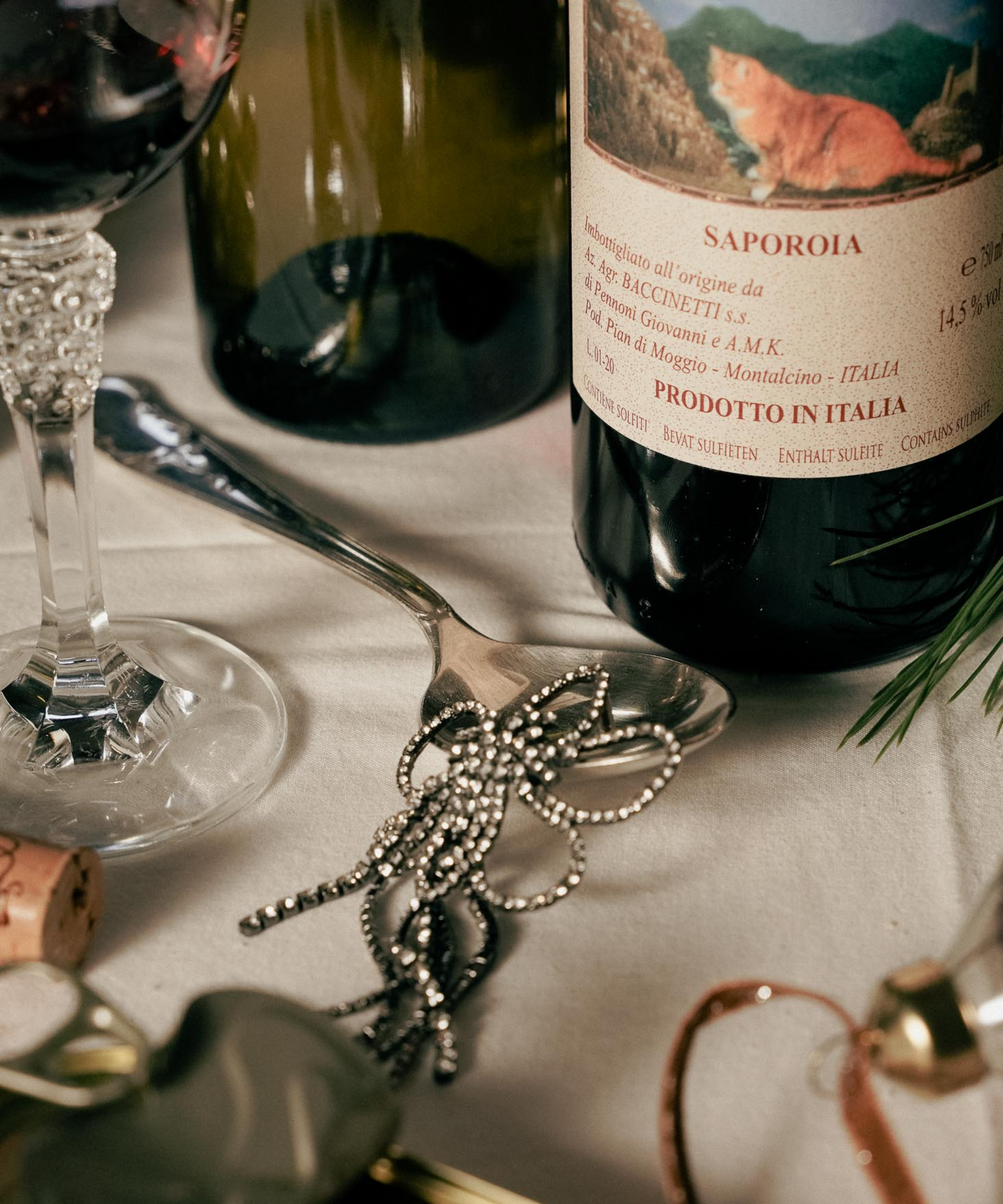 feestelijke tafel met wijn en glitter oorbellen