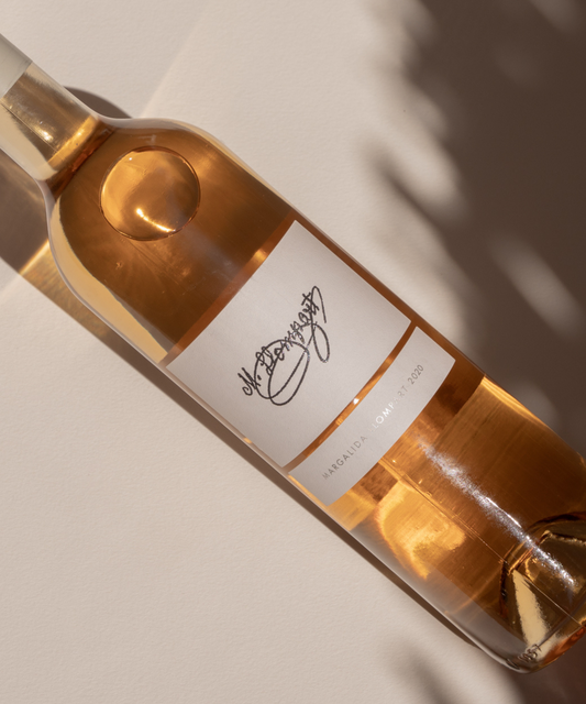 Bottle rose zoomed in on label